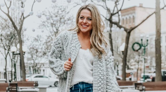 How does this chicwish attract the customer? chicwish